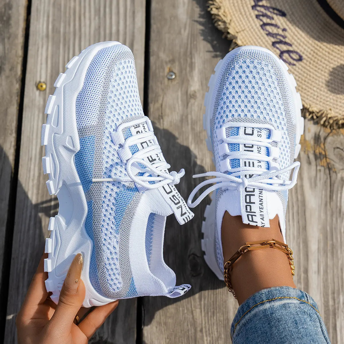 Détail de la maille Flyknit respirante et flexible des baskets femme