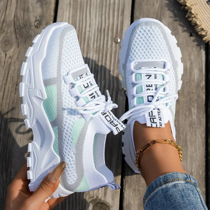 Détail de la maille Flyknit respirante et flexible des baskets femme