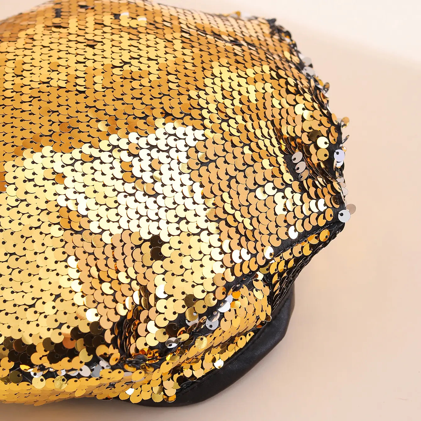 Béret noir brillant SecretBombe pour look élégant et moderne