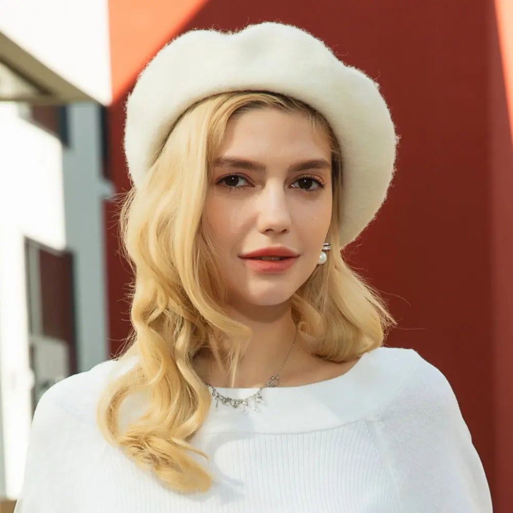 Béret femme en laine blanc, forme dôme avec bords plats, taille ajustable, look chic et élégant, accessoire mode femme automne-hiver