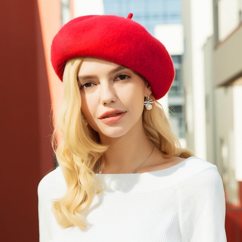 Béret femme en laine vin rouge, forme dôme, bords plats, taille ajustable, look élégant et moderne, parfait pour l’hiver