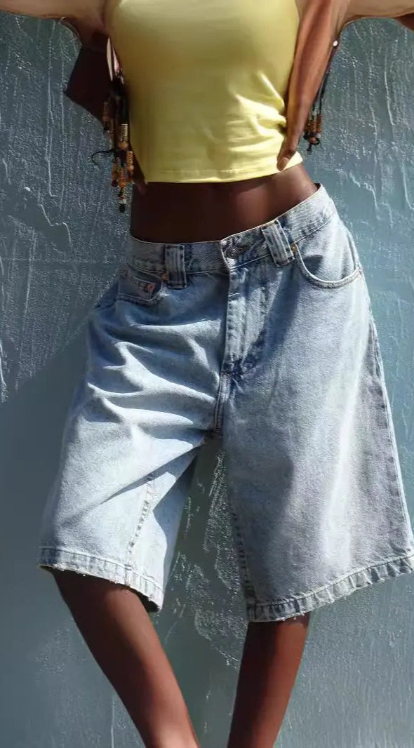 Bermuda denim femme streetwear couleur bleu clair, coupe loose mi-longue