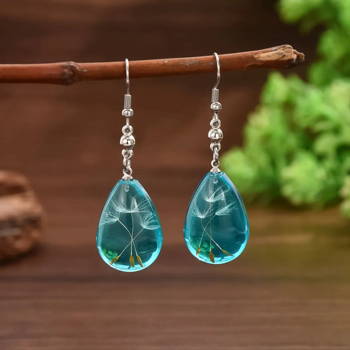 Parure collier et boucles d’oreilles en forme de goutte avec fleurs naturelles suspendues dans de la résine transparente