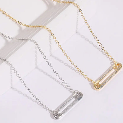 Collier pendentif épingle ajustable de 41 à 50 cm, bijou raffiné et moderne.