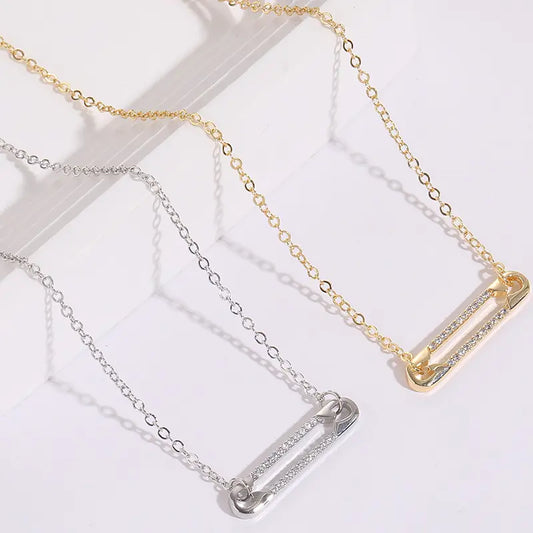 Collier pendentif épingle ajustable de 41 à 50 cm, bijou raffiné et moderne.