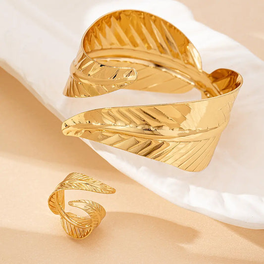 Ensemble bracelet et bague dorés en alliage de qualité avec finition électrolyse durable.