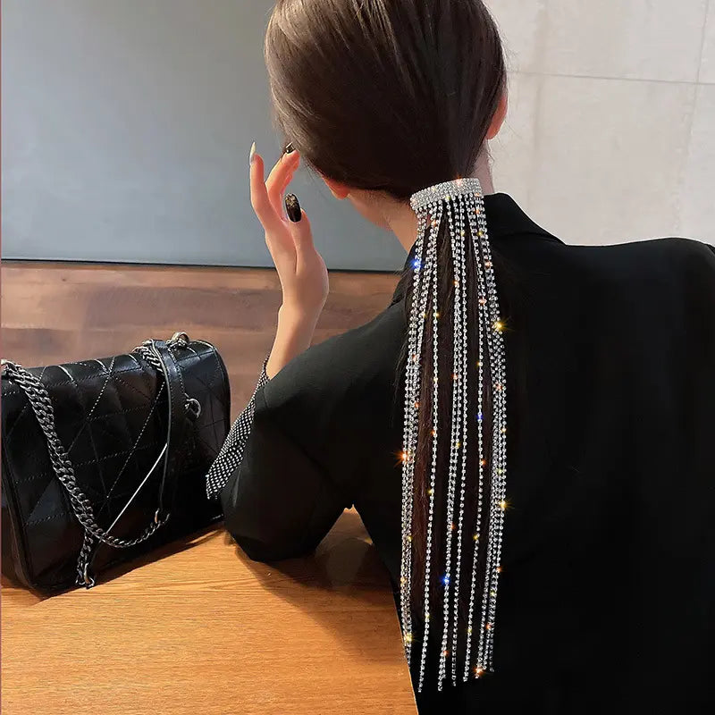 Bijou cheveux femme en strass avec longues franges, parfait pour look glamour et élégant