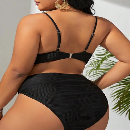Maillot de bain noir tendance femme au design raffiné.