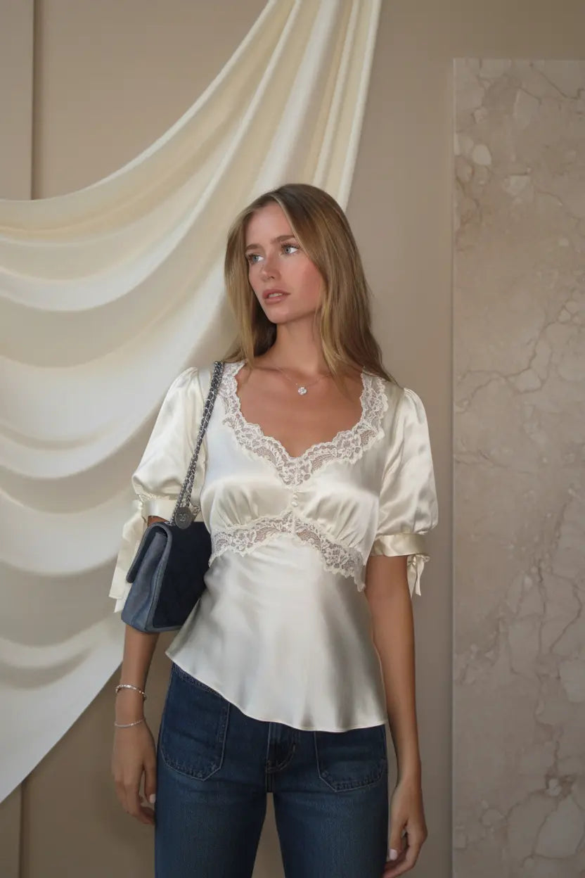 Blouse blanche en dentelle avec manches courtes bouffantes