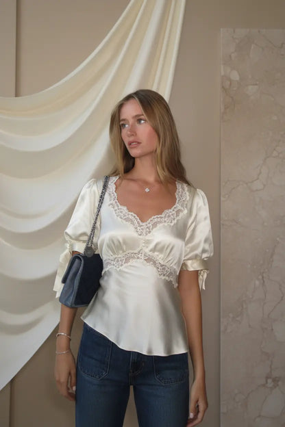 Blouse blanche en dentelle avec manches courtes bouffantes