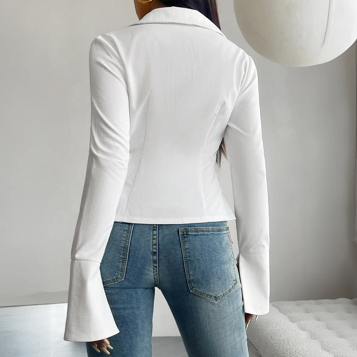 Blouse femme blanche manches longues légèrement évasées – SecretBombe