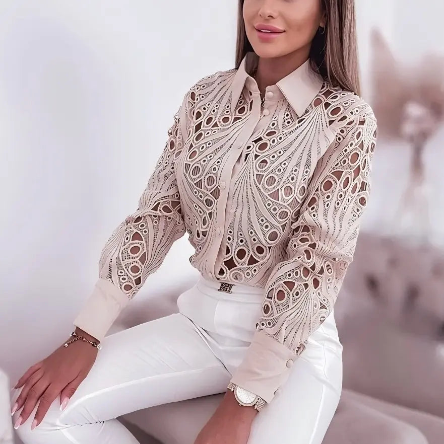 Blouse femme à manches longues avec broderies élégantes et coupe chic.