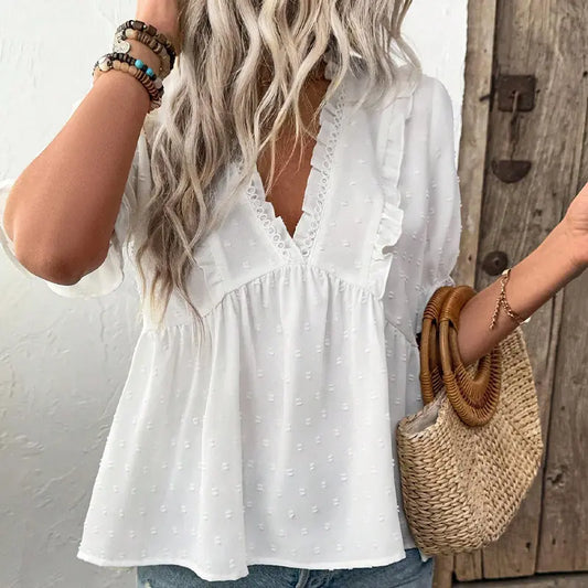 Blouse femme blanche fluide et raffinée, manches volantées, décolleté en V avec dentelle, coupe ample et confortable, détails froncés et empiècements élégants, style chic et féminin, tailles S à XL.
