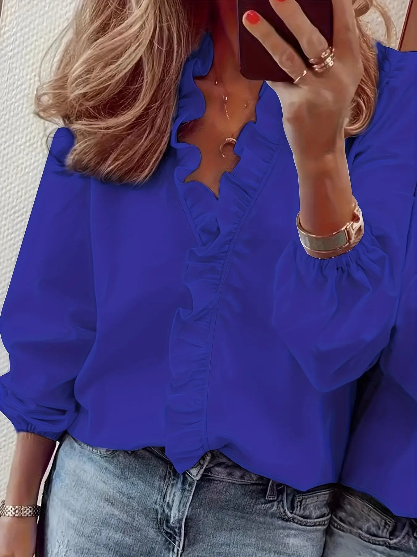 Blouse féminine fluide, manches longues à poignets élastiqués, détails volants sur le col V et le buste, élégante et tendance, idéale pour un look chic et féminin, tailles S à 2XL.