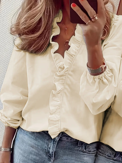 Blouse féminine fluide et légère, manches longues à poignets élastiqués, volants décoratifs sur le col V et le buste, parfaite pour un look féminin et structuré.