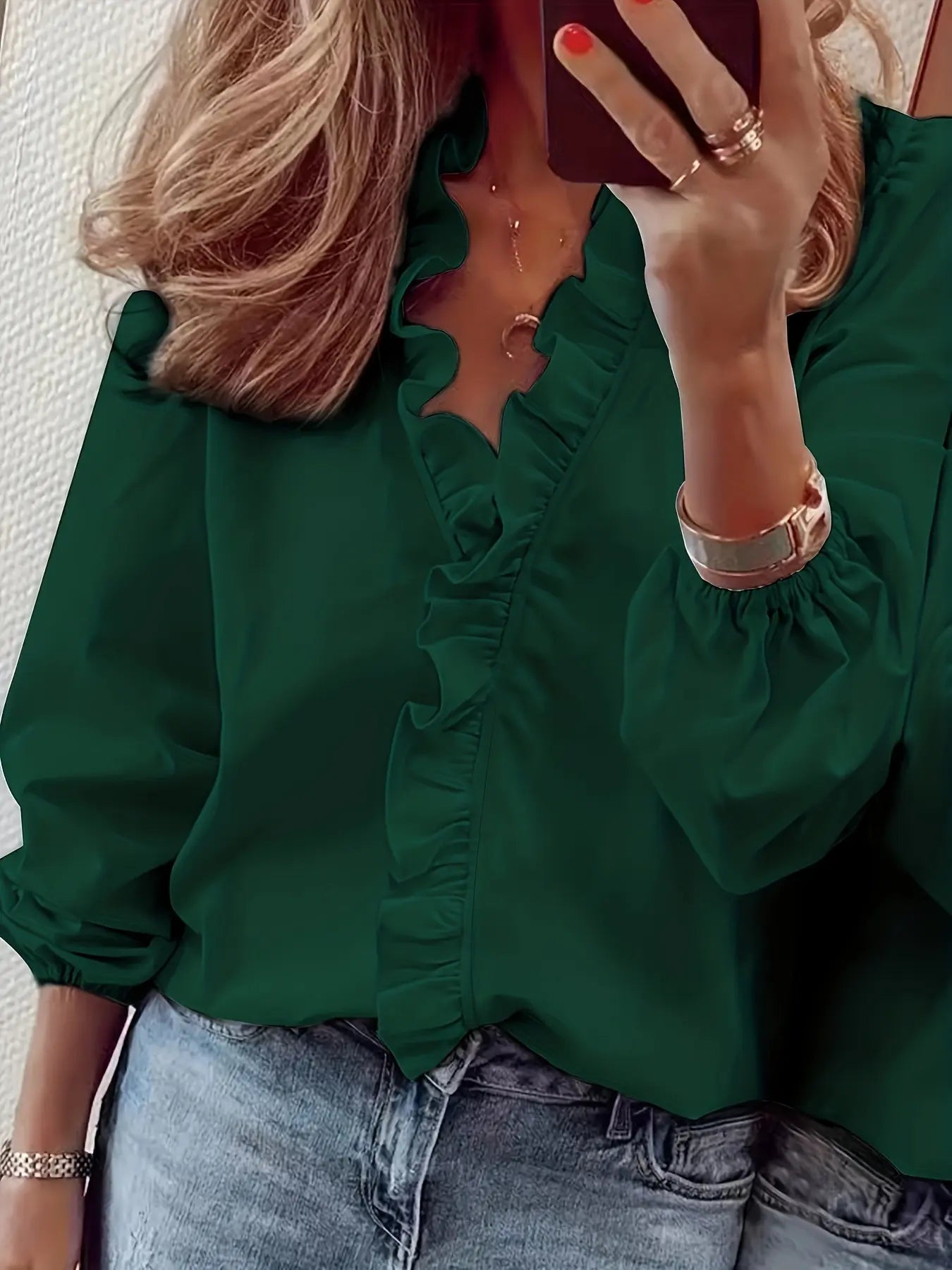 Blouse féminine fluide et tendance pour femme, manches longues à poignets élastiqués, volants sur le col V et le buste, idéale pour un look élégant et structuré, tailles S à 2XL.