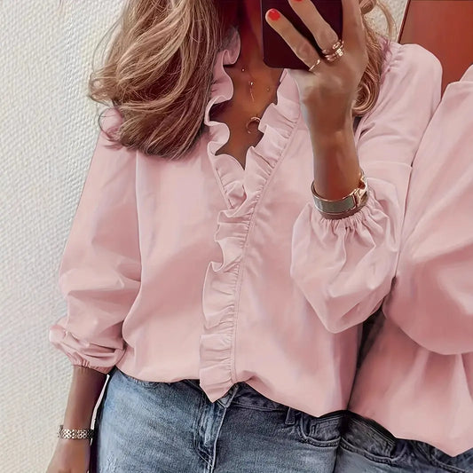 Blouse féminine tendance, fluide et légère, manches longues à poignets élastiqués, volants décoratifs sur le col V et le buste, disponible du S au 2XL.