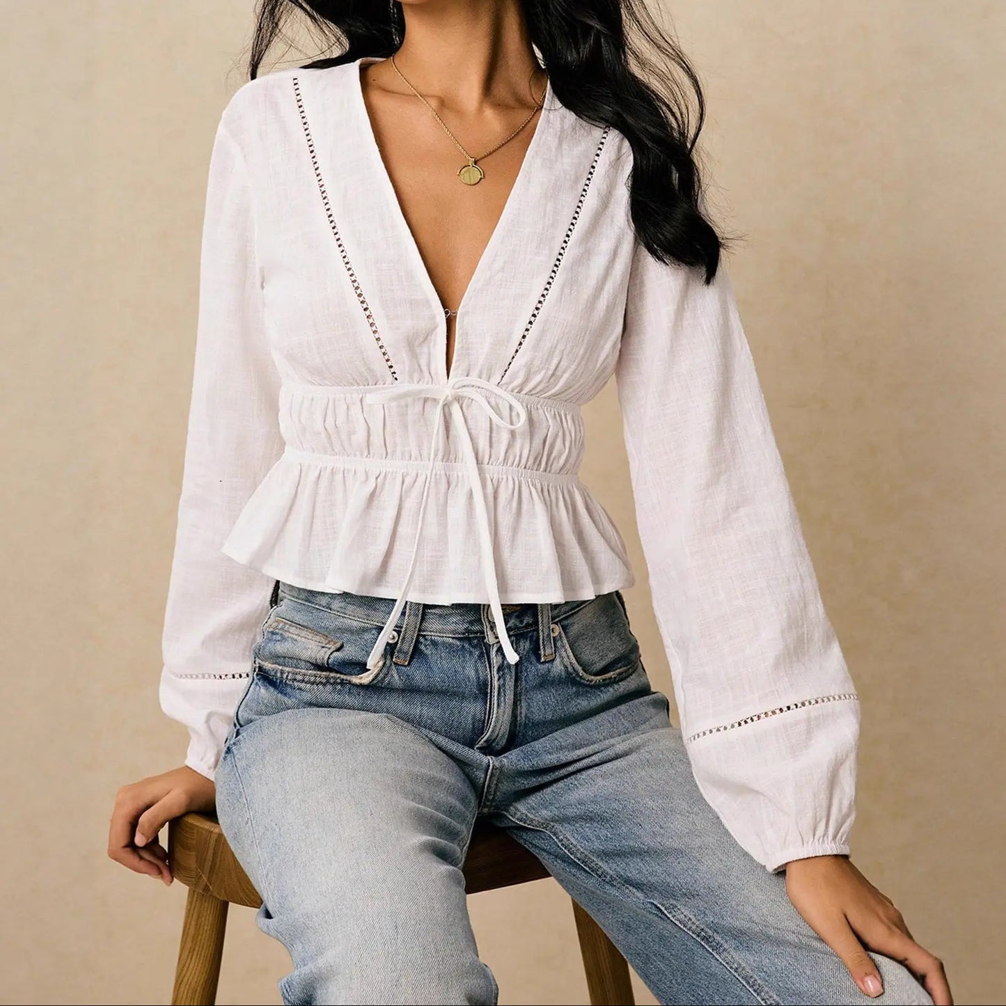 Look casual chic femme avec blouse blanche fluide SecretBombe
