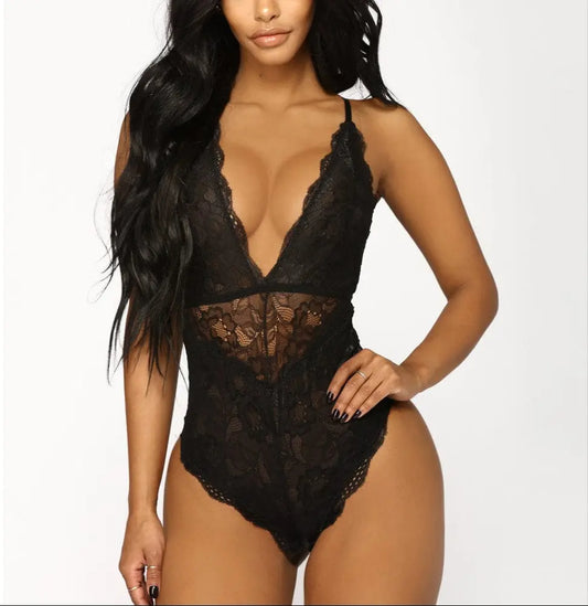Body en dentelle noire porté par mannequin – forme emboîtante et confortable