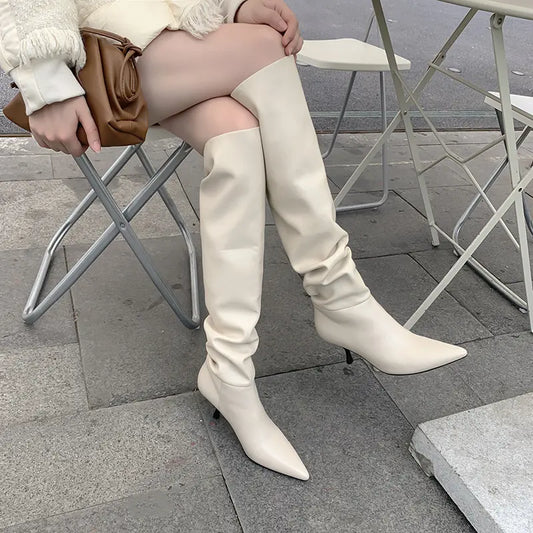 Chaussures bottes blanches femme style cavalier chic moderne