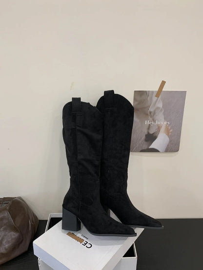Femme portant des bottes western noires montantes