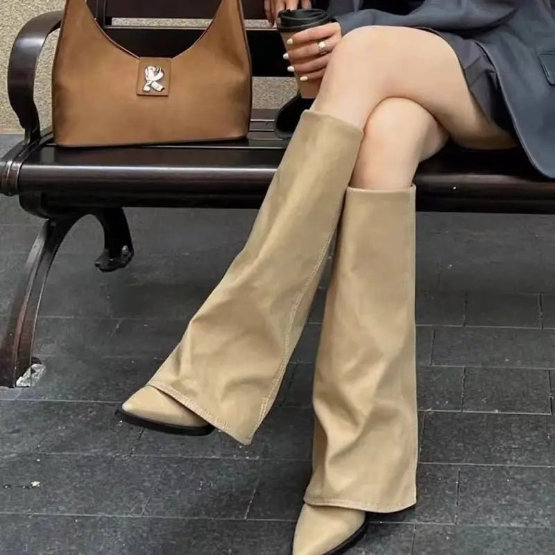 Bottes femme en cuir végan  noir et kaki à talon épais, bout pointu, mi-hautes, plateforme imperméable, style casual