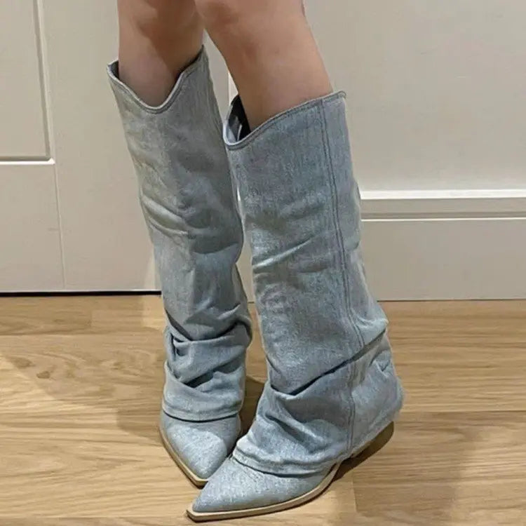 Détail du tissu façon denim des bottes rétro
