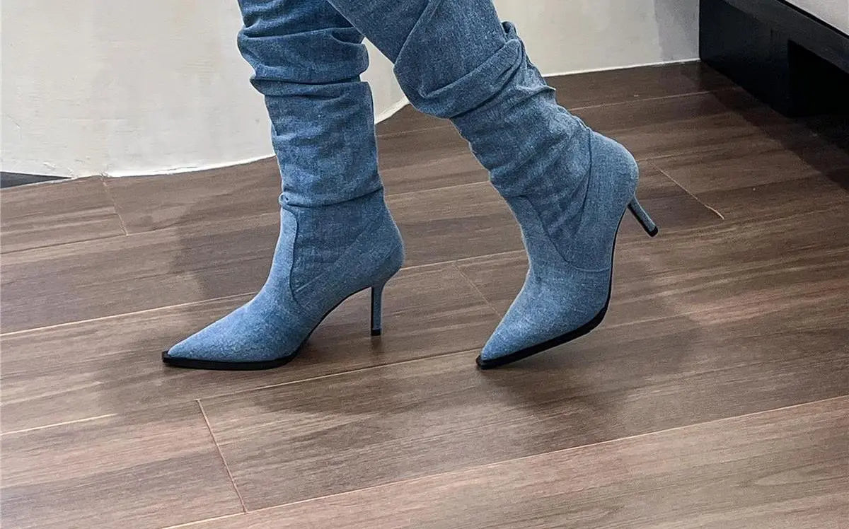 : Bottes rétro portées avec jupe et legging