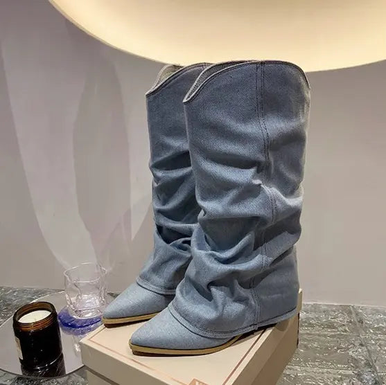 Bottes rétro en denim bleu portées avec legging