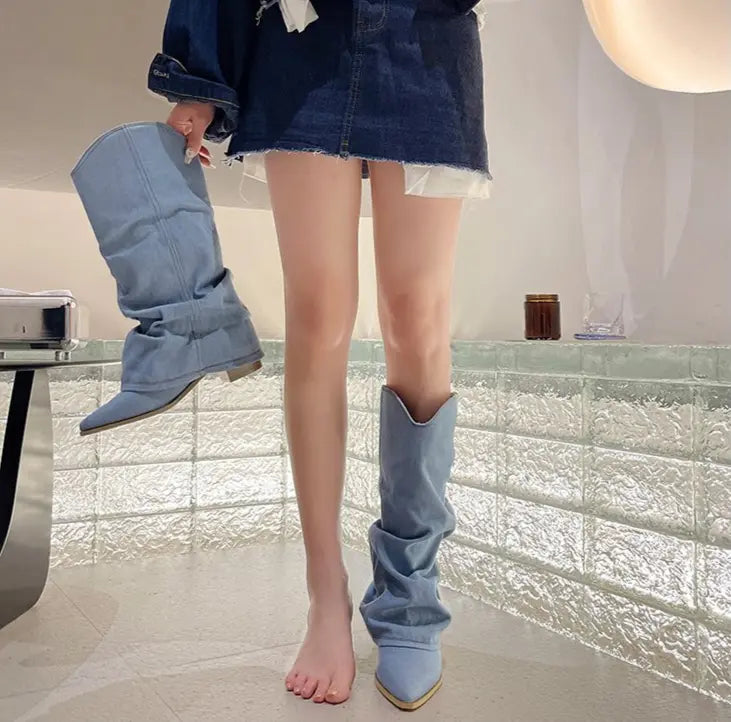 Bottes rétro urbaines portées avec jupe