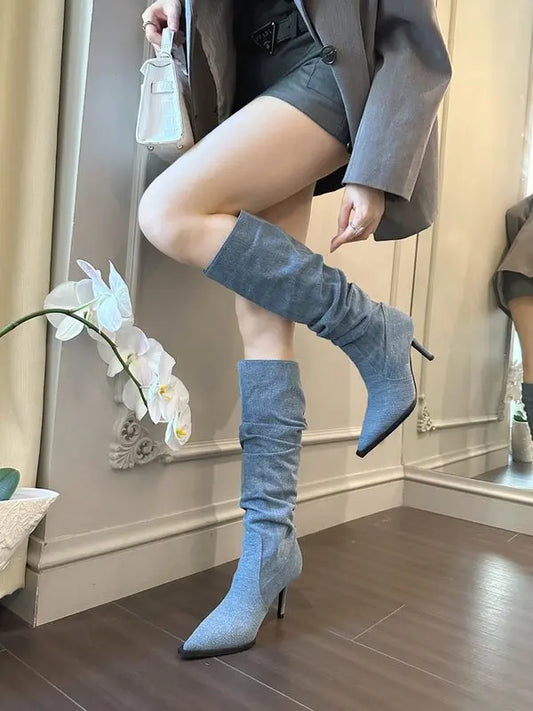 Semelle antidérapante des bottes rétro en denim bleu vue de dessous