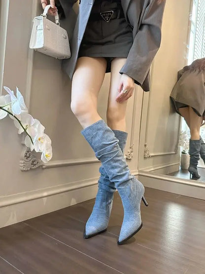 Détail du talon carré 5 cm des bottes rétro en denim bleu