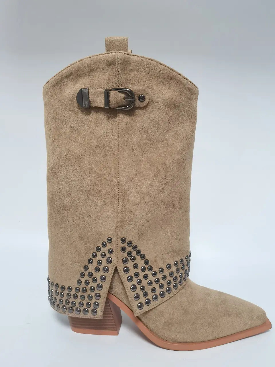 Bottes santiags beige  pour femme en suédine, style western chic avec talon moyen.