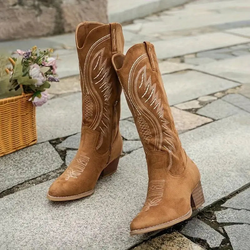 Détails brodés élégants sur bottes santiag femme en satin