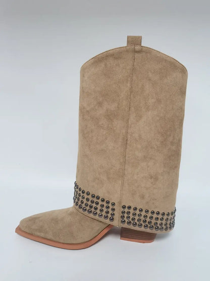 Bottes western beige pour femme, design élégant en suédine, tendance mode automne hiver.