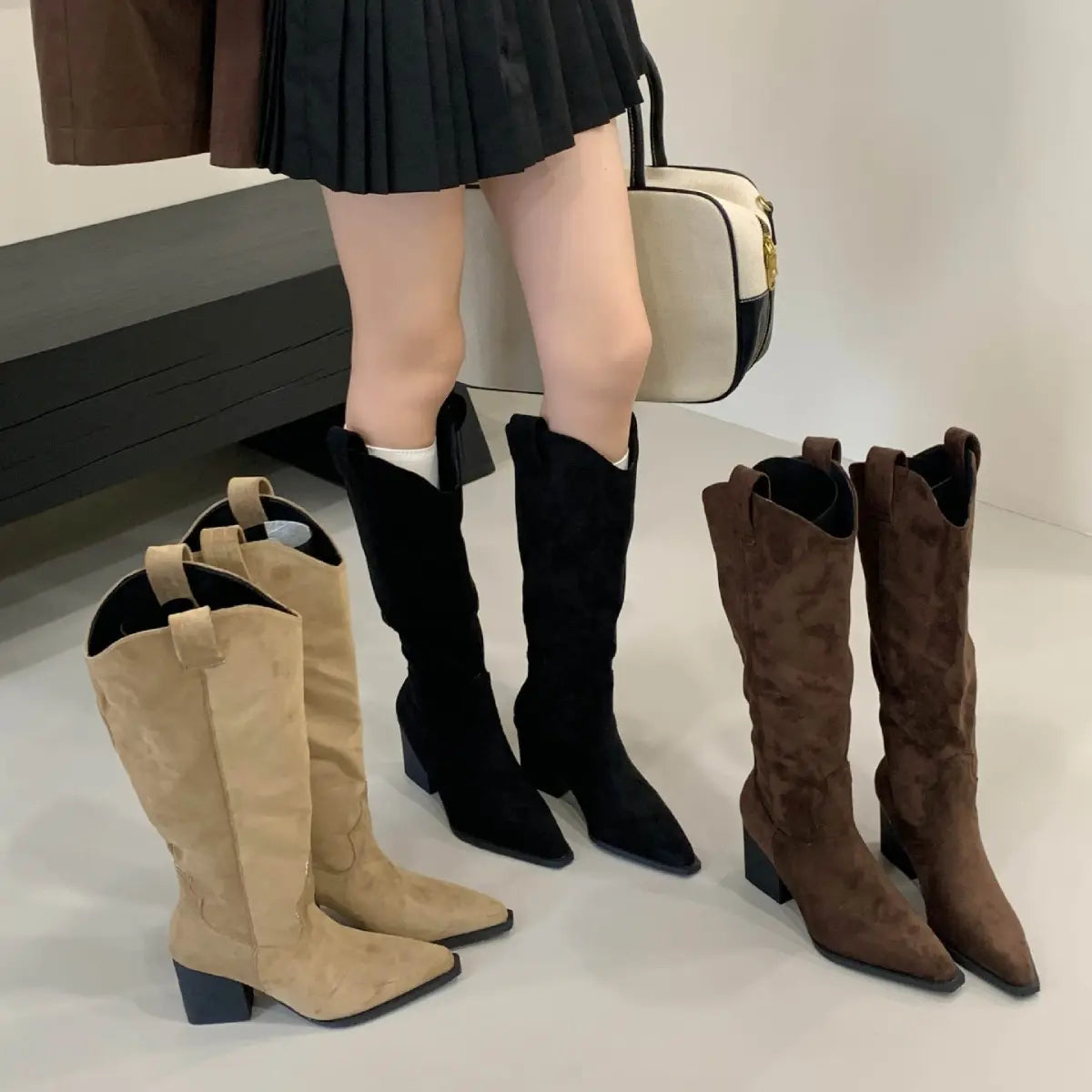 Bottes western femme à talon disponibles en noir, beige et marron