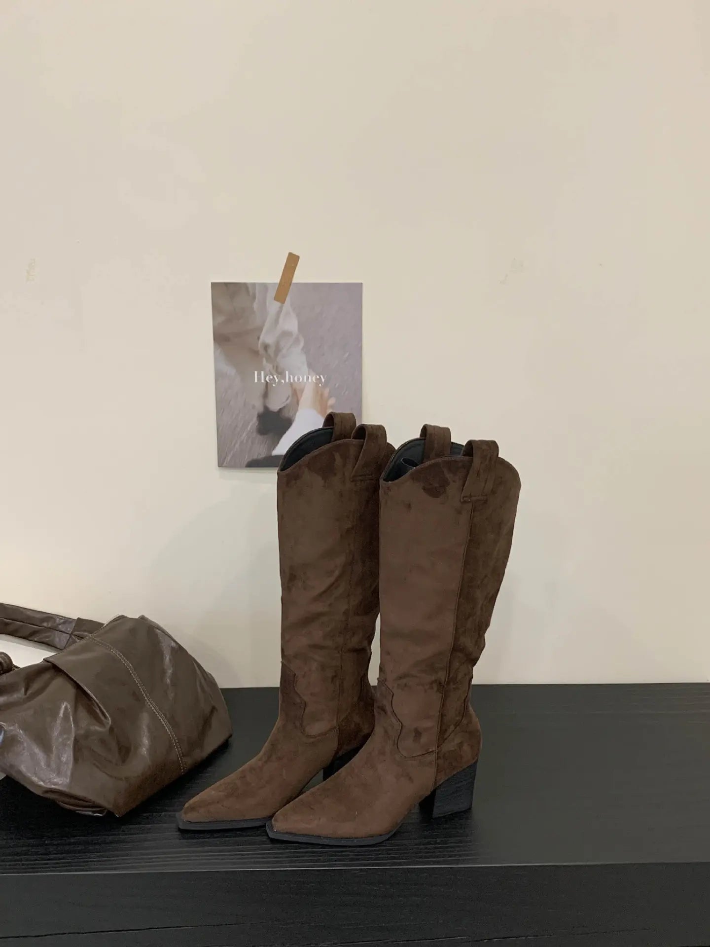 Bottes cowboy femme en noir, beige et marron présentées ensemble