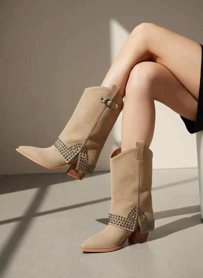 Bottes santiags beige pour femme en suédine, style western chic avec talon moyen.