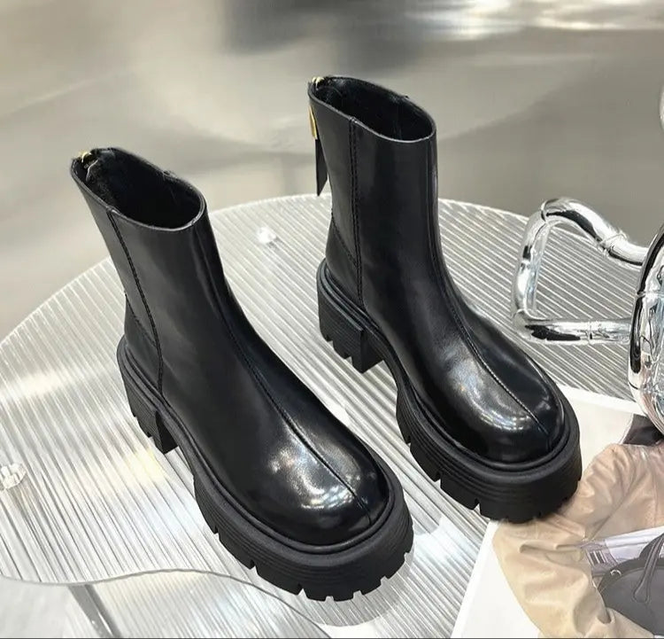 Bottines noires en cuir végan vue de dos avec fermeture éclai