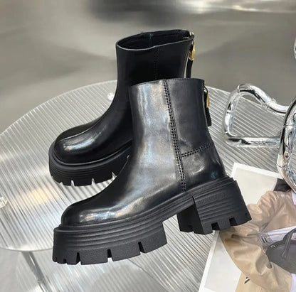 Semelle épaisse antidérapante des bottines noires en cuir végan