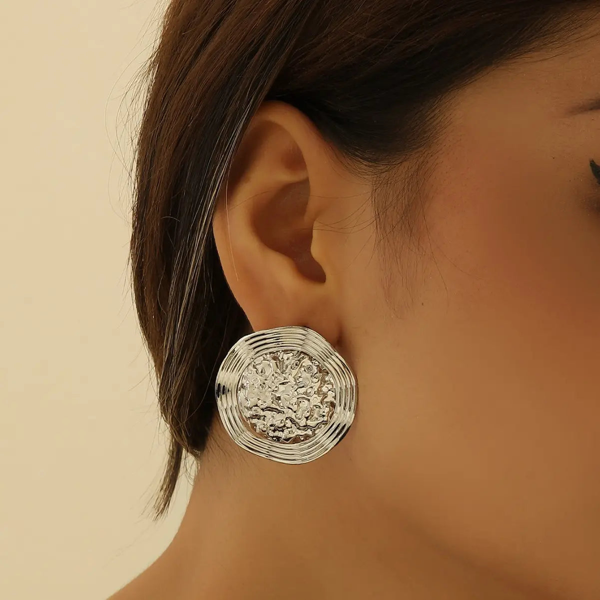 Boucles d’oreilles circulaires femme, accessoire tendance et élégant.