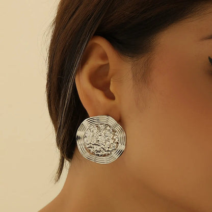 Boucles d’oreilles circulaires femme, accessoire tendance et élégant.