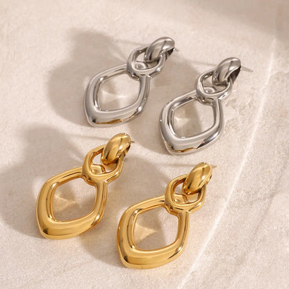 Boucles d’oreilles tendance femme, légères et résistantes pour un style affirmé.