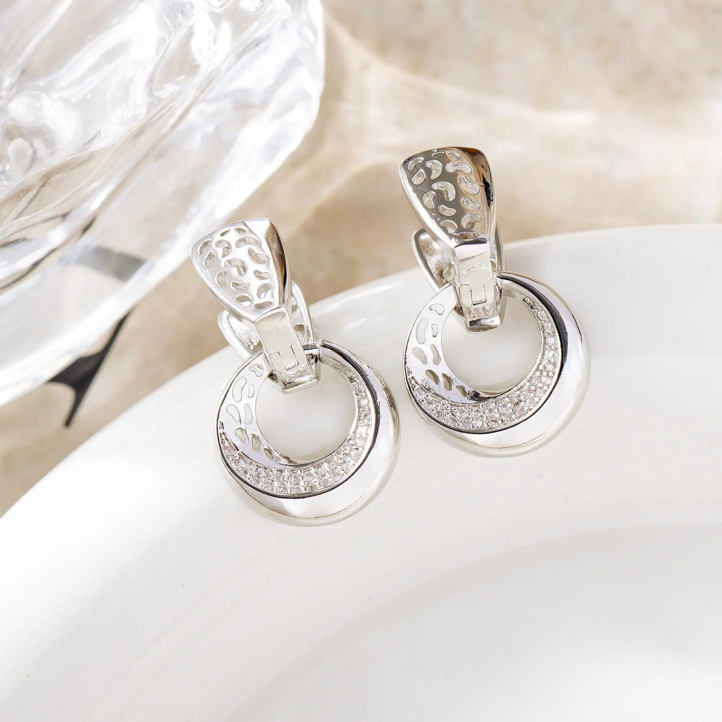 Boucles d’oreilles raffinées idéales pour offrir en cadeau, couleur doré ou argent