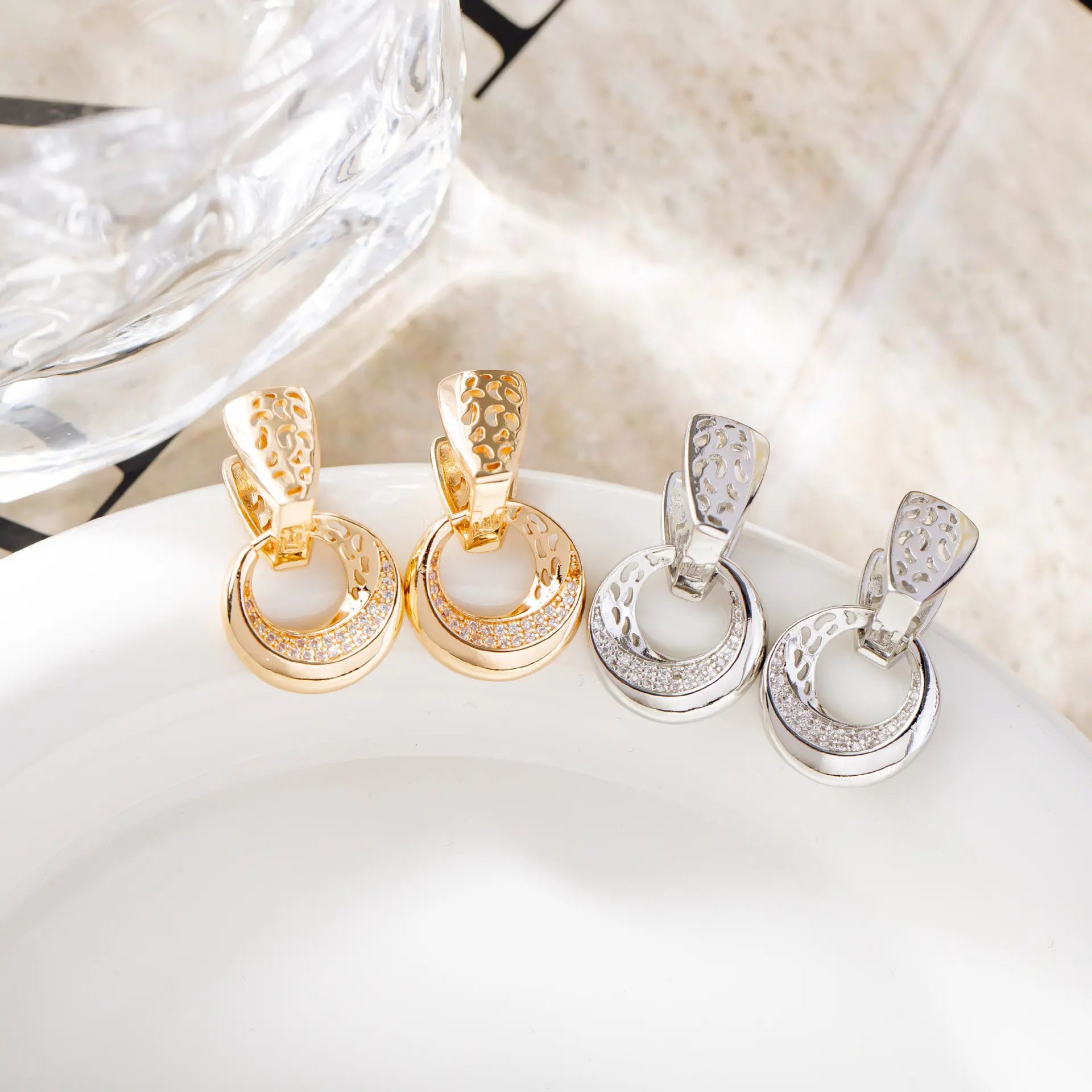 Accessoires mode féminin, boucles d’oreilles originales en cuivre avec finition métallisée