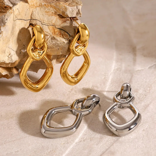Boucles d’oreilles anneau géométrique irrégulier argenté, style moderne et contemporain.