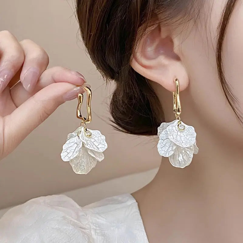 Boucles d’oreilles avec texture pétales craquelés, alliance parfaite entre charme moderne et douceur florale.