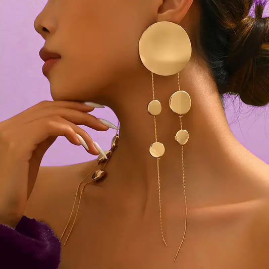 Boucles d’oreilles audacieuses en métal doré, légères et raffinées