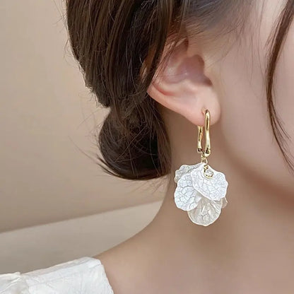 Boucles d’oreilles fleur en alliage blanc nacré avec effet pétales craquelés, design raffiné et élégant.