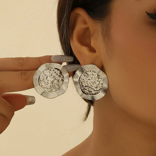 : Boucles d’oreilles géométriques argentées, style chic et contemporain pour femmes.